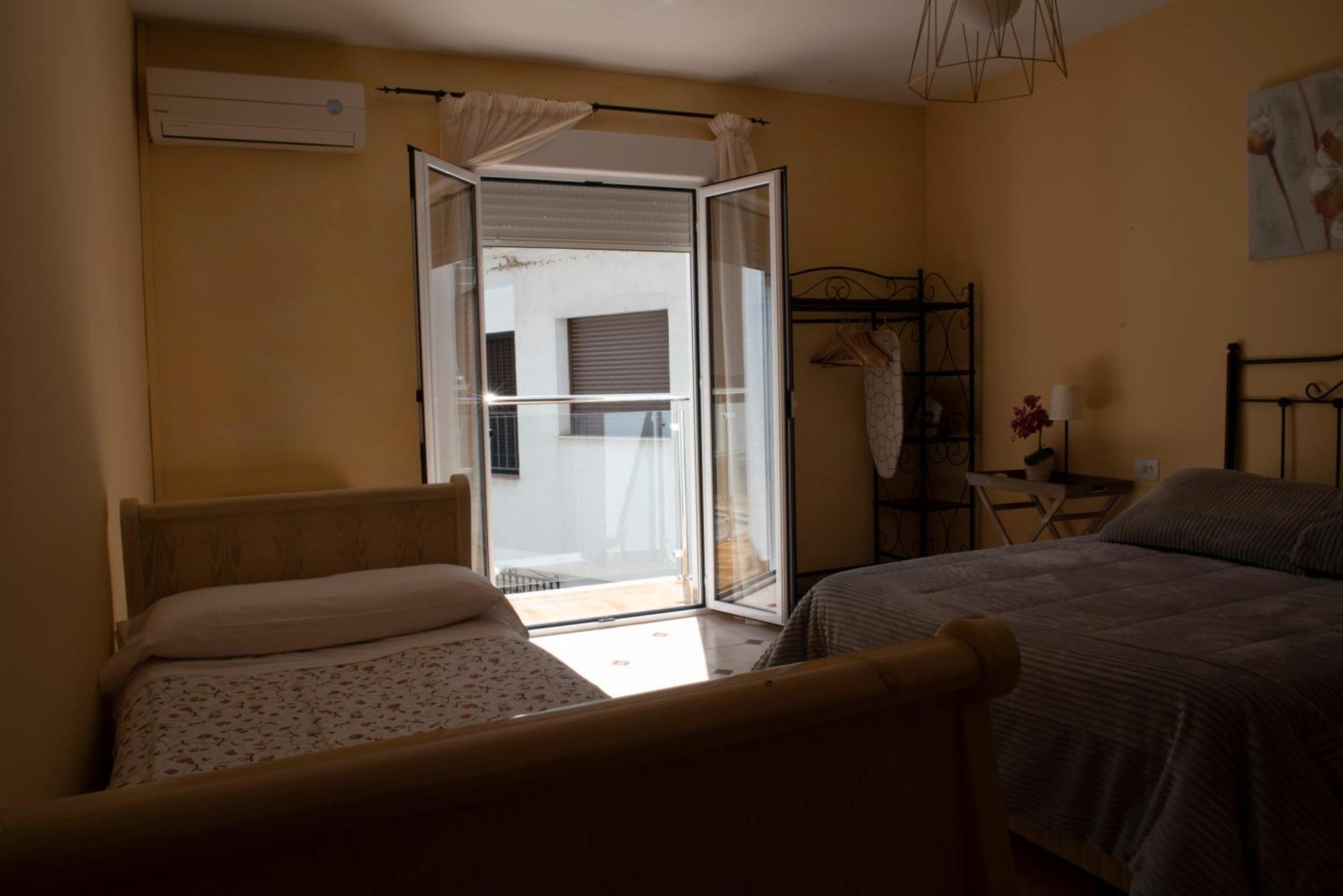 La Cueva De La Abuela Villa Cenes De La Vega Bagian luar foto